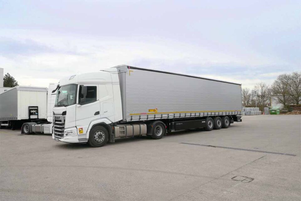 DAF Zugmaschine mit Planen-Auflieger